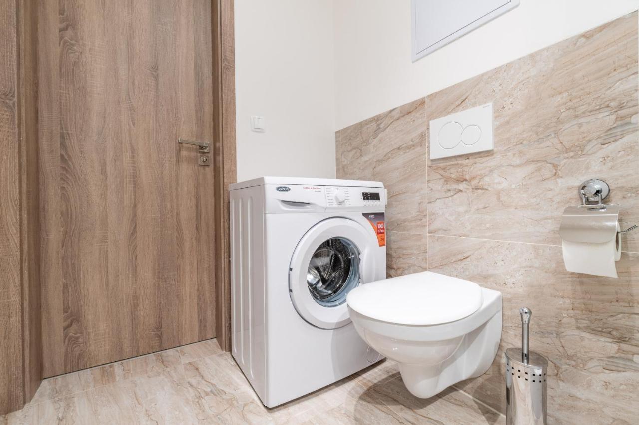 Brand New Two Room Apartment #34 With Free Secure Parking In The Center Prague Exterior photo