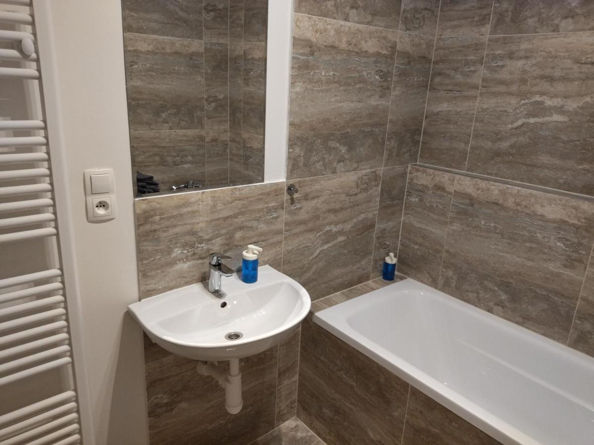 Brand New Two Room Apartment #34 With Free Secure Parking In The Center Prague Exterior photo